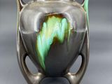 un vase orné d'un motif vert et noir