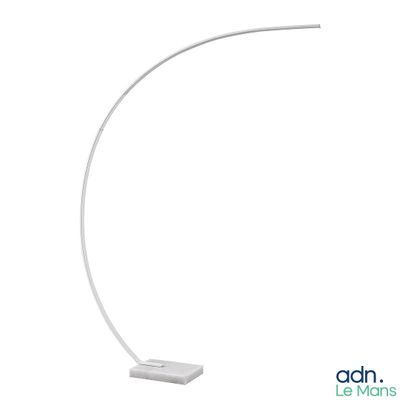 la lampe repose sur un socle blanc avec un socle blanc
