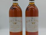 deux bouteilles de vin posées l'une à côté de l'autre sur une table