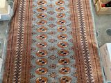 a rug that is laying on the floor in the room