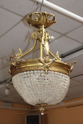 un lustre suspendu au plafond d'une pièce