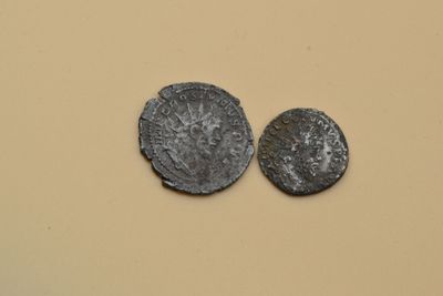 Postume (259-268) un ex. similaire et autre antoninien de 2,…