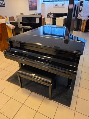 un piano noir posé au milieu d'une pièce