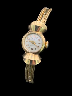 une image d'un gros plan d'une montre-bracelet sur un fond noir
