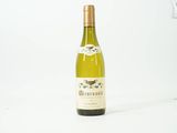 une bouteille de vin posée sur une table