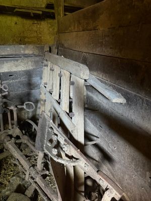 un tas de bois et de métal dans une pièce