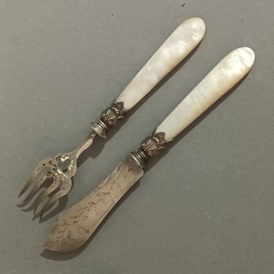 deux fourchettes et deux cuillères sur une table