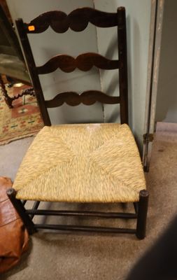 une chaise qui se trouve devant un miroir