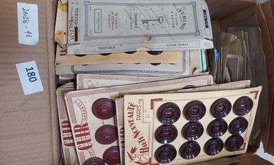 une boîte en carton remplie d'une multitude de boutons de toutes sortes