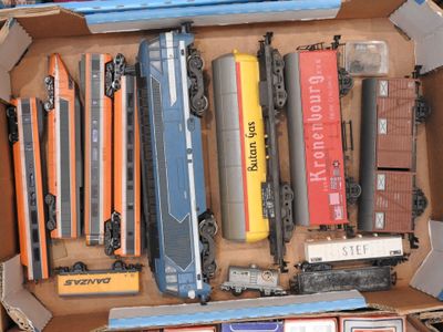 une boîte remplie de petits trains posée sur une table