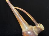 une photo d'une pipe posée sur une surface noire