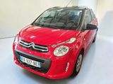 La Citroën rouge est garée dans une pièce blanche