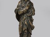 une statue de femme tenant un bébé dans ses bras