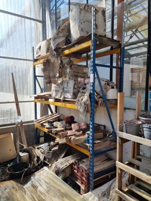 une pièce remplie d'une multitude d'objets de toutes sortes