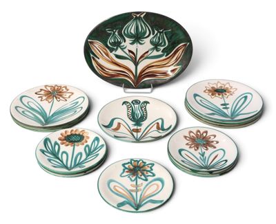 plusieurs assiettes présentant différents motifs sur un fond blanc