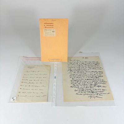 un livre ouvert posé sur une table à côté d'une feuille de papier