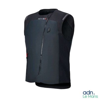 un gros plan d'un gilet noir sur fond blanc
