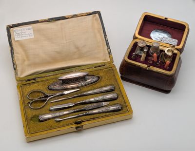 une boîte contenant un service d'argenterie
