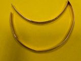 une paire de ciseaux posée sur une table jaune