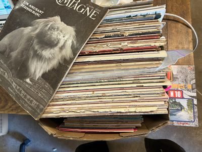 une pile de livres posée sur une table, à côté d'un ordinateur portable
