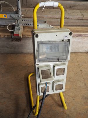 une machine posée sur un support dans un garage