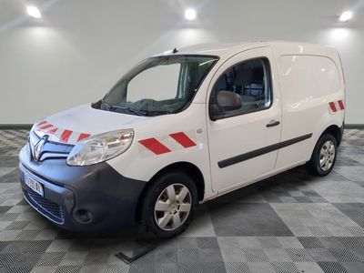 la photo d'une camionnette blanche garée dans un garage