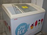 une machine à glaces posée dans un coin d'une pièce