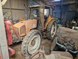 un tracteur garé à l'intérieur d'un bâtiment
