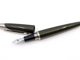 deux stylos à plume posés l'un sur l'autre sur une surface blanche