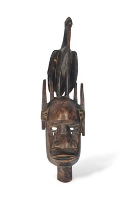 sculpture représentant un oiseau perché sur la tête d'un homme