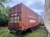 un camion-fourgon rouge garé sur le bord de la route