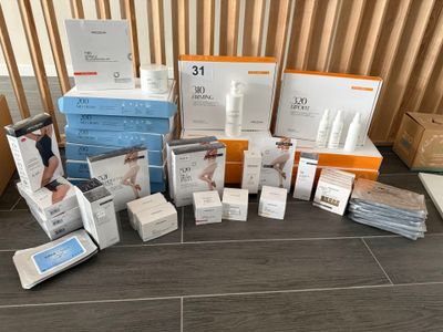 de nombreuses boîtes de produits de soins de la peau posées par terre