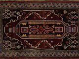 un gros plan d'un tapis rouge et bleu posé sur un parquet