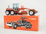 une boîte orange sur laquelle sont représentés un tracteur miniature et un tracteur