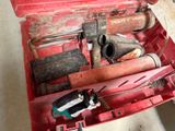 une boîte à outils rouge avec des outils sur le sol
