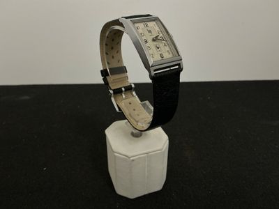 une montre posée sur une table