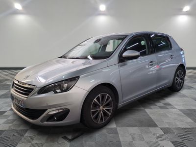 la voiture argentée est garée sur un carrelage à carreaux