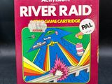 un gros plan sur la boîte d'un jeu intitulé « River Raid »