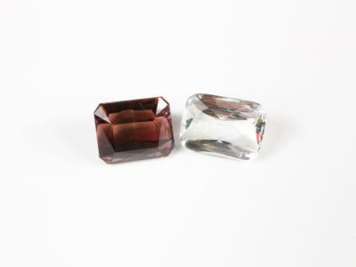 deux cristaux marron et blancs posés sur une surface blanche