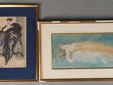 deux tableaux encadrés représentant une femme et un chat posés sur une table