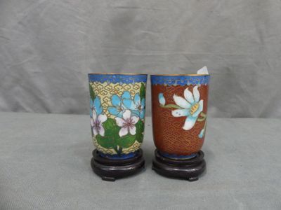 2 Vases miniatures en émail cloisonné, décor fleurs, socles …