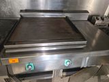 une photo d'un barbecue à gaz de type professionnel dans une cuisine