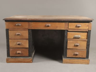 un vieux bureau en bois avec des tiroirs et des tiroirs sur le dessus