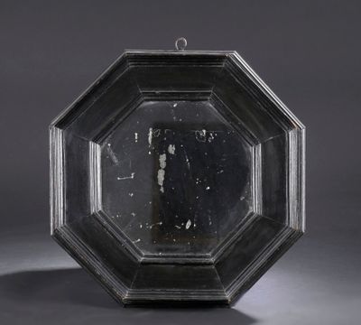une assiette en argent ornée d'un motif en noir et blanc