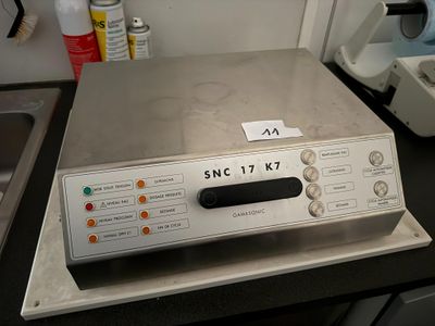 une machine posée sur un comptoir