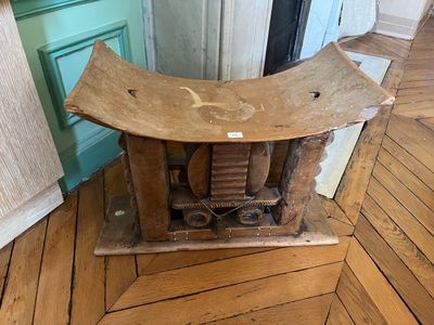 un petit banc en bois posé à même le sol dans une pièce