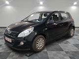 la photo d'une voiture noire garée dans un garage