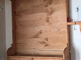 une étagère en bois au-dessus d'un évier dans une cuisine