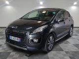 la petite voiture noire est garée dans une pièce au sol en damier
