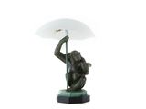 statue d'un singe tenant un parapluie sur fond blanc
